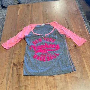 Never worn large vintage look Yankees 3/4 sleeve shirt